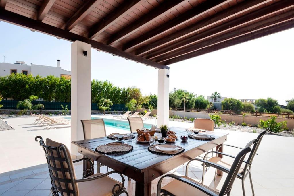 Villa Maribia With Private Pool เกนนาดี ภายนอก รูปภาพ